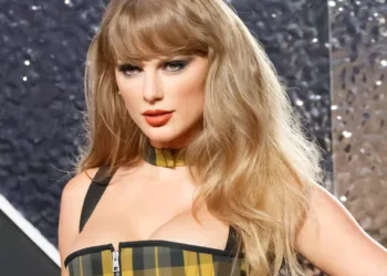 Sie denken, ein beiger Trenchcoat ist Ihre einzige Option? Falsch gedacht! Taylor Swift und Gigi Hadid zeigen uns, dass grüne und braune Trenchcoats die Must-have-Statement-Stücke für den Herbst sind.