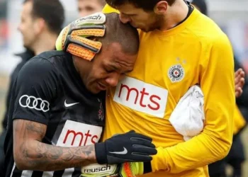 Srceparajuće: Kapiten FK Partizana je briznuo u plač kada je glavni trener srušen 2 minuta nakon… pročitajte više