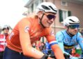 “David van der Poel test de conditie van zijn broer Mathieu tijdens een trainingsrit.”