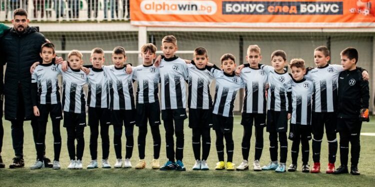 Локомотив Пловдив грабна златото след вълнуващ голфейл и изпълнение на дузпи във финала срещу ФК Тракия, докато Черно ….