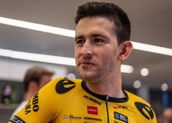 Er ontstaat een nieuwe oorlog als Tiesj Benoot teamgenoot Wout Van Aert beledigt in een onlangs verwijderde tweet