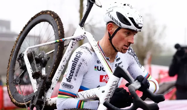 Privéjet voor Mathieu van der Poel naar WK-race in Besançon – “Oh, is dat ook uitgelekt?”