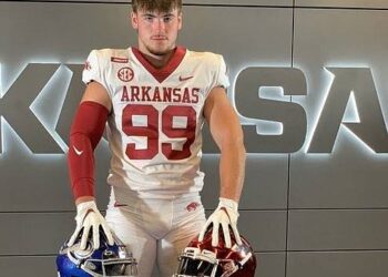 “Shock Move: Arkansas Defensive Lineman Kaleb James Ditches Alabama for Michigan in Stunning Commitment Flip!”