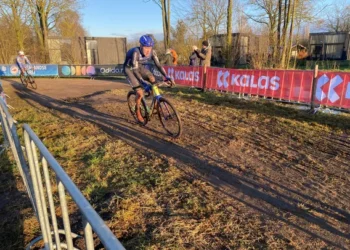 Ronhaar vindt dat Van Aert Van der Poel een mentale klap heeft toegebracht, Vandeputte verdedigt de kansarme Adams