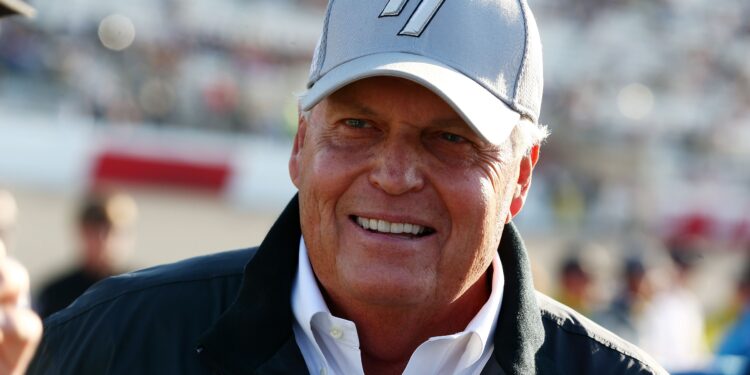 Breaking News: NASCAR Owner revealed why he want Martin Truex Jr Return back in NASCAR Team and this are his words… read more