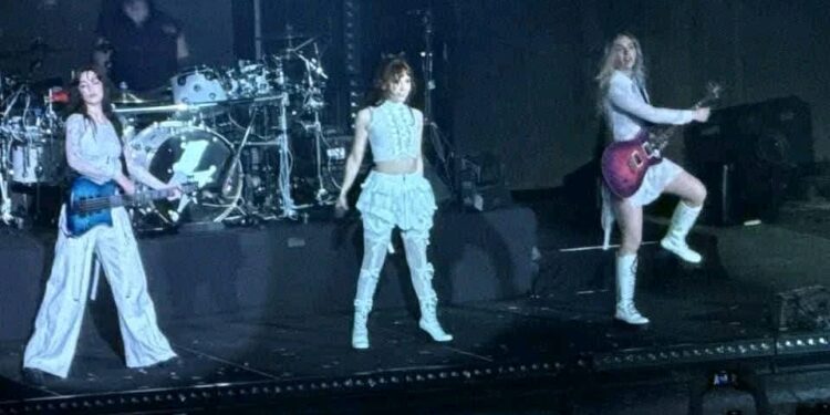 The Warning Roars Back: Mexican Rock Trio Unleashes Powerful New Album ‘Hollow Hearts’