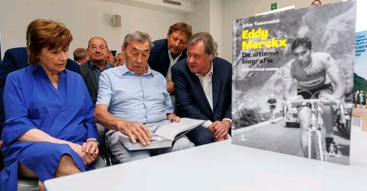 Eddy Merckx prijst Mathieu van der Poel als de enige echte uitdager van Pogacar en prijst zijn ongelooflijke talent en onvoorspelbare genialiteit – met een speciale toewijding aan de Nederlandse ster in zijn boek