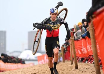 Tranen in het peloton: Mathieu van der Poel krijgt te maken met verwoestend nieuws