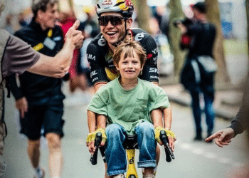 Wout van Aert triomfeert in Parijs — Belgische ster klopt Tadej Pogačar in de sprint op de Côte de la Butte Montmartre en wint de laatste etappe van de Tour de France 2025… Maar wat er vlak na de finish gebeurde, deed iedereen nog even napraten