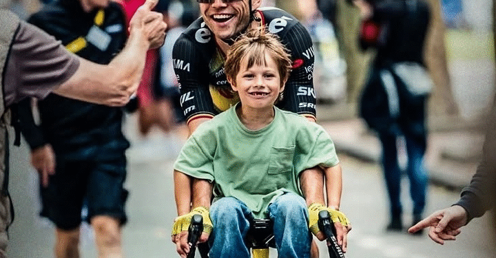 Wout van Aert triomfeert in Parijs — Belgische ster klopt Tadej Pogačar in de sprint op de Côte de la Butte Montmartre en wint de laatste etappe van de Tour de France 2025… Maar wat er vlak na de finish gebeurde, deed iedereen nog even napraten