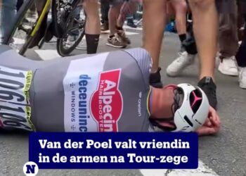 Publiek kijkt geschokt toe hoe Van der Poel na Tourwinst op de grond valt