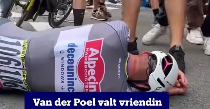 Publiek kijkt geschokt toe hoe Van der Poel na Tourwinst op de grond valt