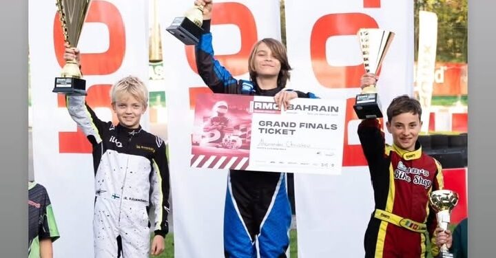 ”Ylpeän isän hetki – Kimi Räikkönen säteilee ilosta poikansa Ace-voiton nostaessa: ”Tulevaisuus on valoisa ja sydämeni on täynnä””