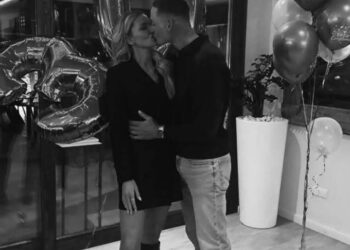 Gefeliciteerd, baby op komst! Al mijn fans, bid alsjeblieft voor ons, want we hebben met wat complicaties te maken.