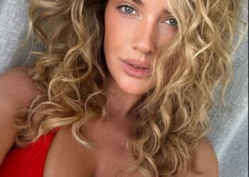 “Wrapped in Gratitude and Glowing with Love — Paige Spiranac Honors the Fans Who Made Her Journey Sparkle Brighter Than the Greens, Unveiling an Image That Sets Hearts Aflutter”