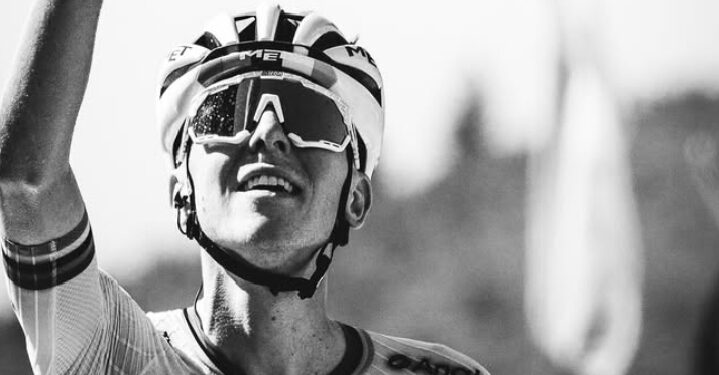 »Tadej Pogačar se je s čustvenim sporočilom in simboličnim darilom poklonil pokojnemu jezdecu Sammueleju«