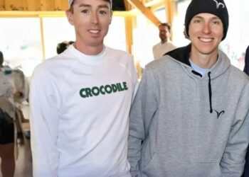 Po enem najbolj nepozabnih povratkov v zgodovini kolesarstva je Tadej Pogačar končno razkril, kaj – in kdo – je resnično spodbudil njegovo vrnitev k slavi. Ni šlo le za trening, strategijo ali srečo. Bila je …