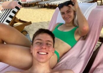 “Niet alleen overwinningen, maar ook liefde — Tadej Pogačar brengt betekenisvolle dagen door naast zijn vrouw, weg van de drukte: familie eerst”