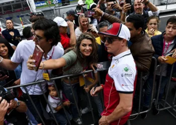 ”’Jatkuvasti outo tai outo… ja silti rakastettu’: Kimi Räikkönen pohtii huvittuneena, miksi F1-fanit eivät koskaan lakanneet ihailemasta häntä”