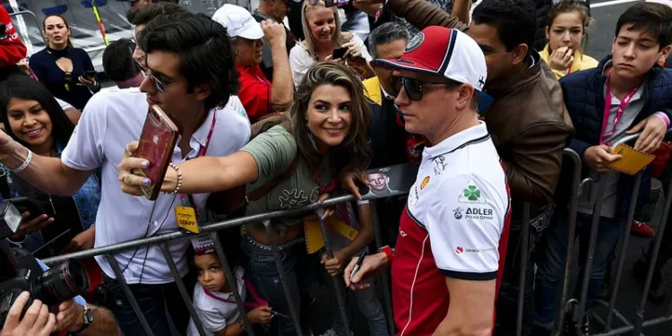 ”’Jatkuvasti outo tai outo… ja silti rakastettu’: Kimi Räikkönen pohtii huvittuneena, miksi F1-fanit eivät koskaan lakanneet ihailemasta häntä”