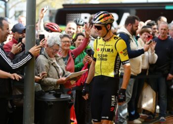 “Het kon niet meer”: Van Aert herbeleeft de hartverscheurende slotklim toen de Belgische media hem vroegen naar… Meer weergeven