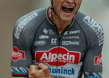 Mathieu van Aert stuurt een oprechte boodschap van dankbaarheid naar zijn fans – hij bedankt hen voor hun onwrikbare steun, passie en geloof in elke wedstrijd. Hij zegt dat hun energie hem elke dag weer motiveert om dieper te gaan, harder te vechten en grootsheid na te streven. Fans zijn enthousiast omdat hij nog grotere momenten belooft…