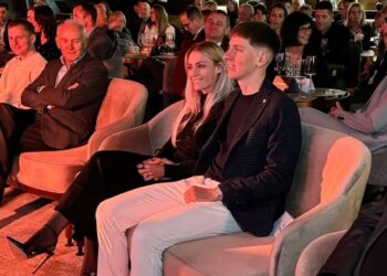 »Tadej Pogačar in Urška Žigart sta blestela na podelitvi nagrad KD ROG Golden Wheel – noč ljubezni, zapuščine in slovesnosti«