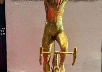 Navijači se spopadajo zaradi zlatega kipa Tadeja Pogačarja – »Spomenik prehitro? Razprava o zlatem poklonu Tadeju Pogačarju v Abu Dabiju se razplamti«