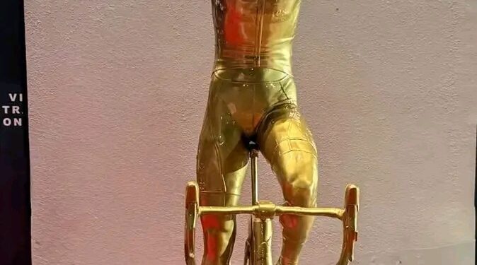 Navijači se spopadajo zaradi zlatega kipa Tadeja Pogačarja – »Spomenik prehitro? Razprava o zlatem poklonu Tadeju Pogačarju v Abu Dabiju se razplamti«