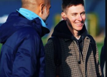 Tadej Pogačar se je srečal s Pepom Guardiolo: Kolesarska zvezda hvali genialnost trenerja Man Cityja – s svojo punco ob sebi v ganljivem trenutku in odkrito prizna, da ga občuduje …