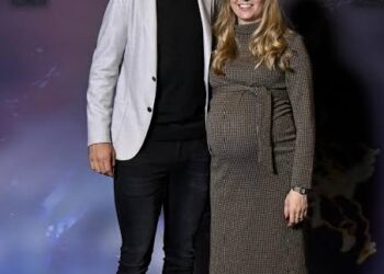 “Geen geheimen meer: ​​Sarah De Bie toont trots haar zwangerschapsbuik, waarmee ze fans verrukt en een einde maakt aan maanden van speculatie