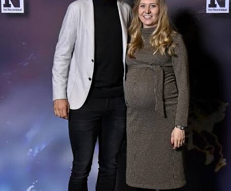 “Geen geheimen meer: Sarah De Bie toont trots haar zwangerschapsbuik, waarmee ze fans verrukt en een einde maakt aan maanden van speculatie