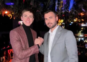 Vse oči uprte v Pogačarja: Prisotnost zvezdniškega kolesarja na podelitvi nagrad vzbuja radovednost in navdušenje