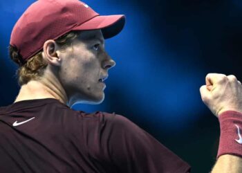 Jannik Sinner Begins Title Defense in Style: Triumphs Over Injured Félix Auger-Aliassime at ATP Finals