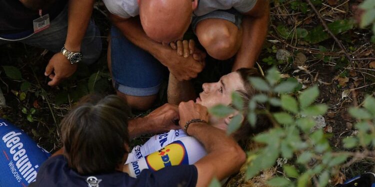 Le monde du cyclisme sous le choc lors de la dernière phase de la saison 2025 : Tadej Pogačar rend un hommage émouvant à Remco Evenepoel et lui souhaite un prompt rétablissement avant la saison 2026.