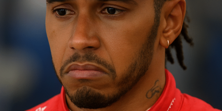 Kimin loiston päivätkin muistuttavat meitä: Ferrari seisoo kriisissä – Fanien on tuettava Hamiltonia Vegasin shokin jälkeen  “Voitin mestaruuksia kaaoksen kautta ja uskon edelleen Ferrariin.” Näiden sanojen kaikuessa fanikunnassa Kimi Räikkönen on astunut tukemaan Ferraria sen jälkeen, kun verkossa on myrskyisästi syytetty tiimiä “Lewis Hamiltonin pilaamisesta” hänen katastrofaalisen Las Vegasin aika-ajonsa jälkeen.