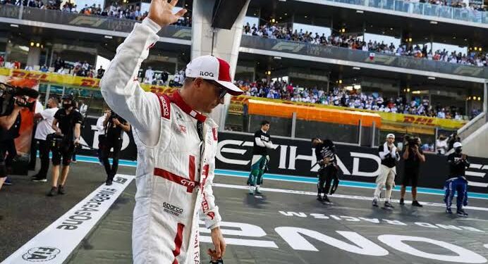 Legendaarinen hetki: Kimi Räikkönen heiluttaa ruutulippua… Ja jättää fanit sanattomiksi uudella kehityksellään