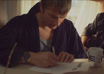 Kimi Räikkönen heiluttaa ruutulippua uransa kunniaksi – aikakauden loppu moottoriurheilussa