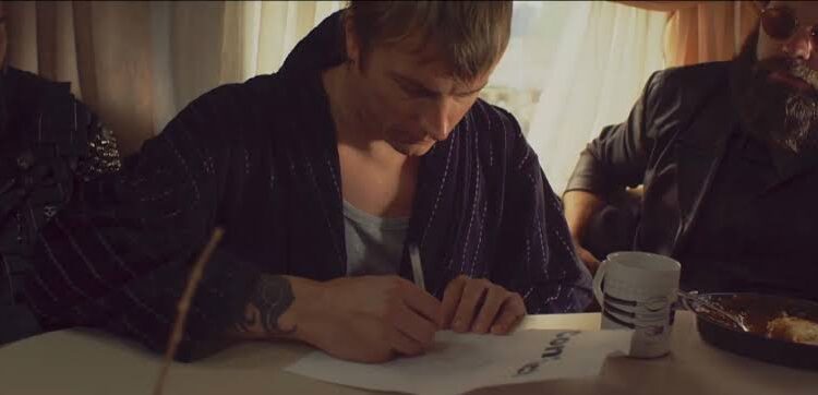 Kimi Räikkönen heiluttaa ruutulippua uransa kunniaksi – aikakauden loppu moottoriurheilussa