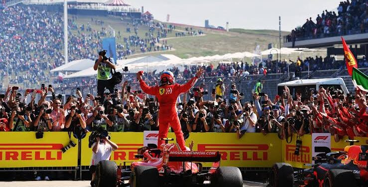 Kimi Räikkönen ilmaisi kiitollisuutensa vanhemmilleen ja vaimolleen Mintulle heidän horjumattomasta tuestaan ​​ja motivaatiostaan ​​uransa menestyksen jälkeen vuosien varrella. Hän esitti myös sydämelliset kiitoksensa maailmanlaajuiselle fanikunnalleen heidän jatkuvasta uskostaan ​​ja lojaaliudestaan ​​niin ylä- kuin alamäissäkin.  Rakastan teitä kaikkia