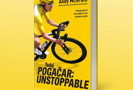 “Tadej Pogačar: Onstuitbaar” — Andy McGraths uitgebreide biografie van het wielerfenomeen