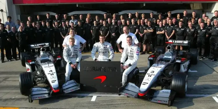 Ei varasijaa, ei toista mahdollisuutta: Kimi Räikkösen McLaren MP4-17 huutokaupataan, historiaa jaossa