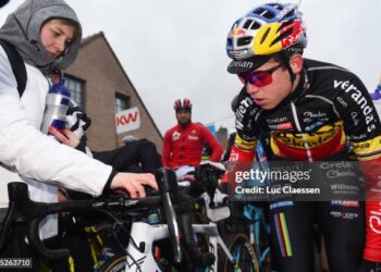 Een ongelooflijke wending: Wout van Aert en zijn vrouw Sarah De Bie onthullen een levensveranderende beslissing die fans sprakeloos achterlaat