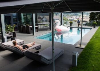 Nopeat autot, yksityiskoneet ja hiljaiset miljoonat: Ylenpalttinen elämä, jota Kimi ja Minttu Räikkönen harvoin näyttävät