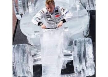 ”Kunnianosoitus valmistumassa: Kimi Räikkösen muistomerkki valmistuu Töölönlahden puistossa – Jääauton jälkeen jäämiehelle” Helsinki valmistautuu kunnioittamaan yhtä legendaarisimmista vientituotteistaan ​​yhtä rohkealla ja erehtymättömällä tavalla kuin mies itse