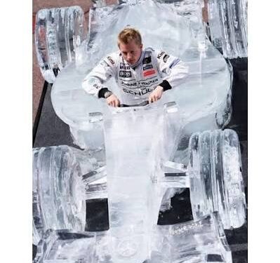 ”Kunnianosoitus valmistumassa: Kimi Räikkösen muistomerkki valmistuu Töölönlahden puistossa – Jääauton jälkeen jäämiehelle” Helsinki valmistautuu kunnioittamaan yhtä legendaarisimmista vientituotteistaan ​​yhtä rohkealla ja erehtymättömällä tavalla kuin mies itse