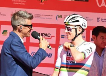 Od zlatega fanta do neprijetne resnice: Kako so se politika in sponzorji tiho zaprli okoli T Od adeja Pogačarja