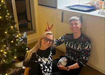 Medtem ko svet praznuje božič, Tadej Pogačar raje izbere zasebnost kot javno vero – in tiho pomaga zbrati 30.000 dolarjev za mladega fanta v stiski