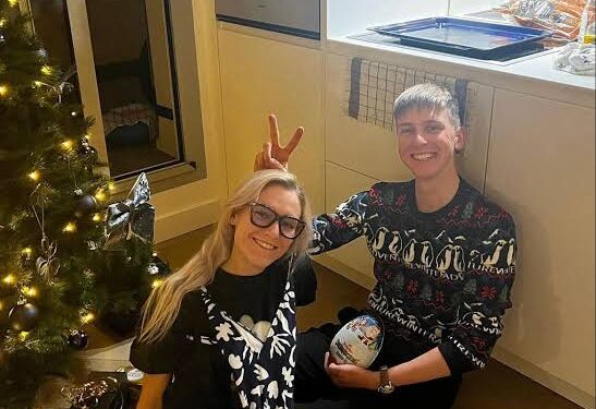 Medtem ko svet praznuje božič, Tadej Pogačar raje izbere zasebnost kot javno vero – in tiho pomaga zbrati 30.000 dolarjev za mladega fanta v stiski