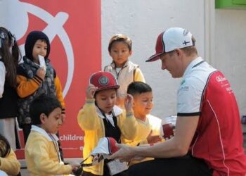 Kimi Räikkönen tuo joulumieltä Meksikoon ja tukee Alfa Romeo Racingin kanssa Pelastakaa Lapset -järjestöä
